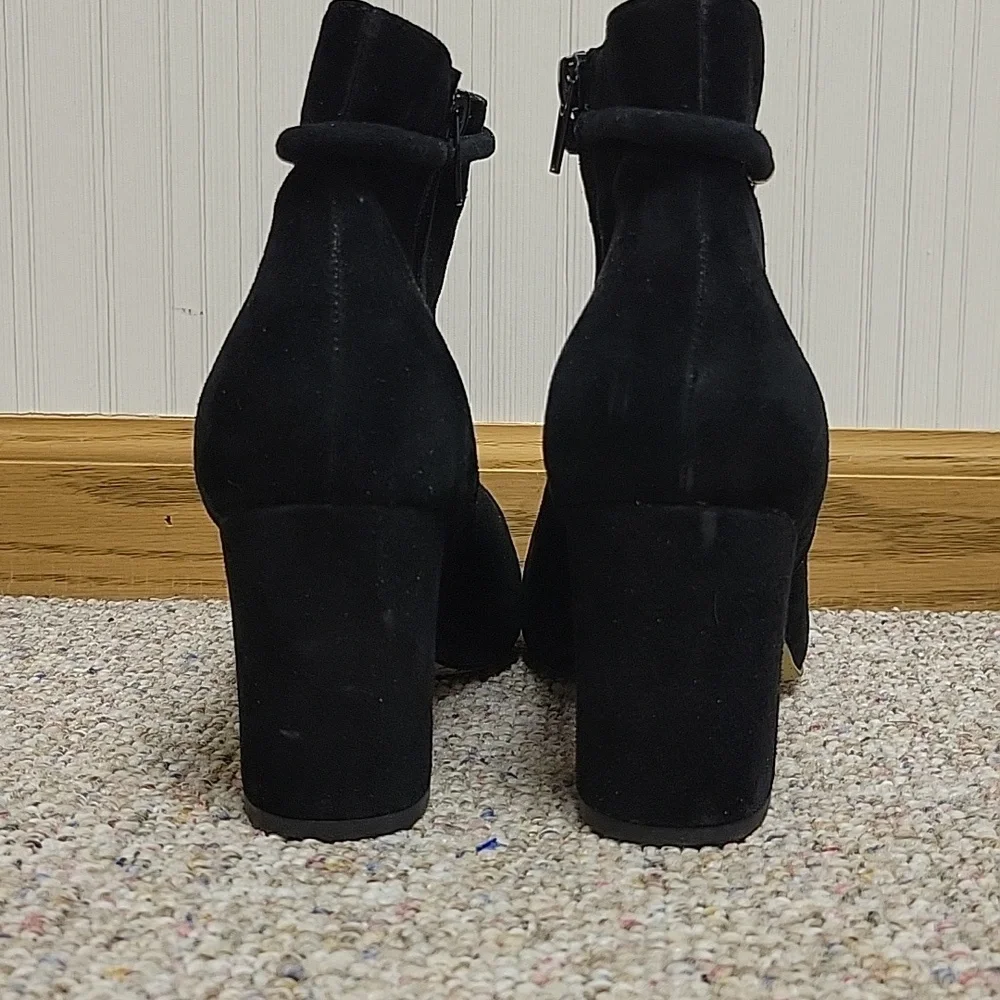 Bella Vita Diaz Black Heeled Ankle Boots w/ Gold Accent Suede 10WW. Indie Office